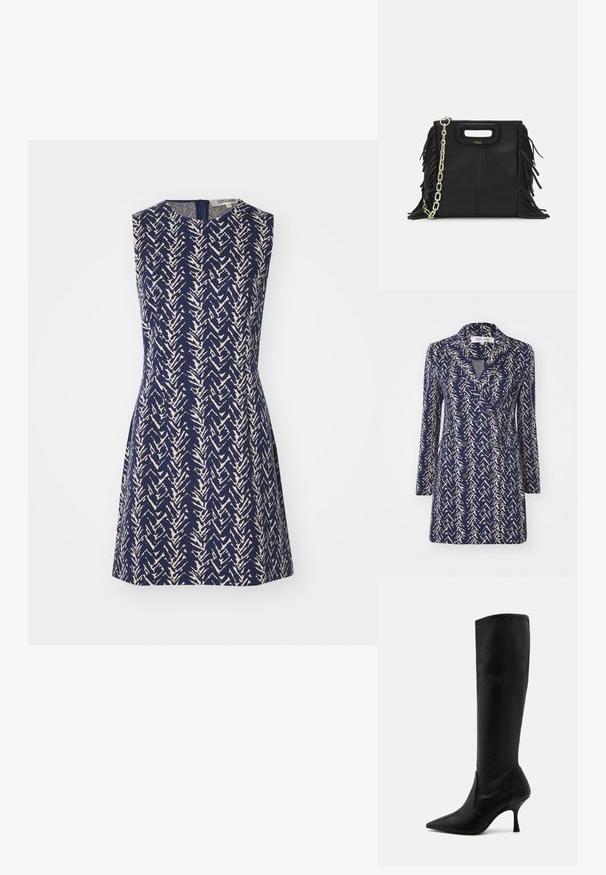 Mørkeblå dobbeltradet frakke med et beige abstrakt mønster, almindelige revers, lange ærmer og to forlommer. Blød stoftekstur.; Ærmeløs kjole i marineblåt stof med et cremefarvet zigzag-mønster, rund halsudskæring og lynlås lukning bagpå. A-line silhuet.; Stuart Weitzman Høje støvler/ Støvler - black; Sort læder skuldertaske med frynse-detaljer, guldkæde skulderrem og udskåret håndtag. Har logo placeret på forsiden.