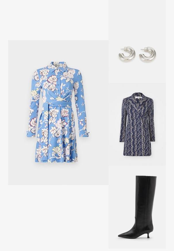 Navyblauwe dubbele jas met een beige abstract patroon, gekartelde revers, lange mouwen en twee voorke pocket. Zachte stof textuur.; Blauwe bloemenjurk met lange mouwen, knoopsluiting aan de voorkant, kraag, wikkeldesign en een uitlopende rok, met witte en gele bloemenpatronen.; Stuart Weitzman BOOT - Laarzen - black; Zilverkleurige hoepeloorbellen met een glad, gebogen ontwerp en een gestructureerd oppervlak, met een stud voor bevestiging.