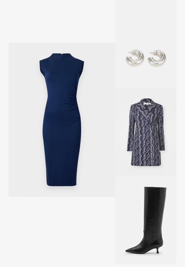 Granatowy, dwurzędowy płaszcz z beżowym abstrakcyjnym wzorem, z klapami w kształcie notcha, długimi rękawami i dwiema przednimi kieszeniami. Miękka tekstura materiału.; Granatowa, bezrękawnikowa sukienka z elastycznego materiału, z dopasowanym krojem, wysokim dekoltem i szczegółami w postaci marszczeń po bokach.; Stuart Weitzman - Kozaki; Srebrne kolczyki w kształcie kółek o gładkim, zakrzywionym kształcie i teksturowanej powierzchni, z sztyftem do zapięcia.