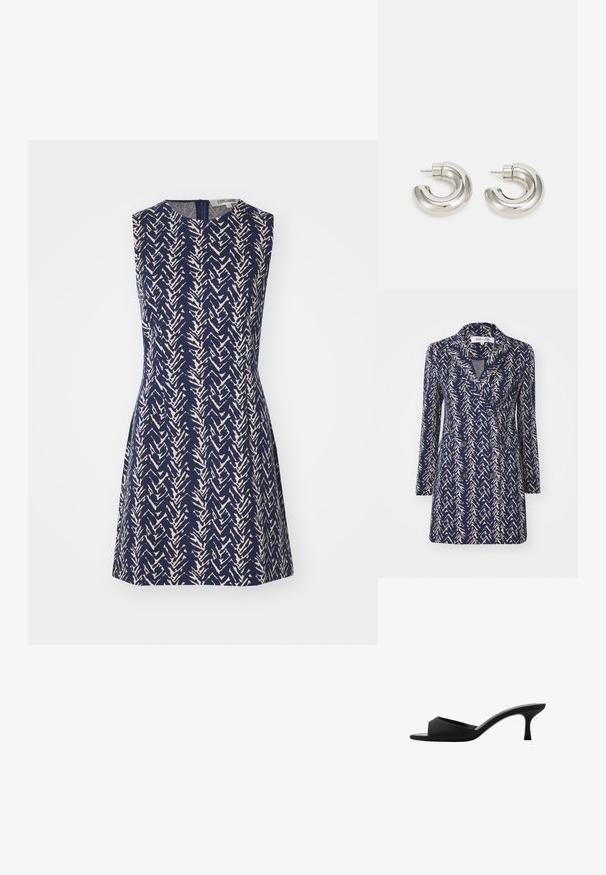 Námořnický modrý dvouřadý kabát s béžovým abstraktním vzorem, s klopami, dlouhými rukávy a dvěma předními kapsami. Měkká tkanina.; Bezramenné šaty v námořnické barvě s krémovým cik-cak vzorem, s kulatým výstřihem a zapínáním na zip na zadní straně. Silueta do A.; Černé lodičky na vysokém podpatku s širokým, otevřeným špičkou a zakřiveným svrškem. Vyrobené z texturované látky, mají štíhlý podpatek a hladkou podrážku.; Náušnice ve stříbrném odstínu ve tvaru hoop s hladkým, zakřiveným designem a texturovaným povrchem, které mají zapínání na hrot.