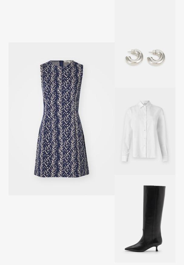 Mørkeblå dobbeltradet frakke med et beige abstrakt mønster, almindelige revers, lange ærmer og to forlommer. Blød stoftekstur.; Hvid langærmet skjorte med knaplukning og krave, lavet af glat bomuldsstof. Har seks knapper ned langs fronten og skræddersyede manchetter.; Ærmeløs kjole i marineblåt stof med et cremefarvet zigzag-mønster, rund halsudskæring og lynlås lukning bagpå. A-line silhuet.; Stuart Weitzman BOOT - Høje støvler/ Støvler - black; Sølvfarvede hoops øreringe med et glat, buet design og tekstureret overflade, der har en stud post til fastgørelse.
