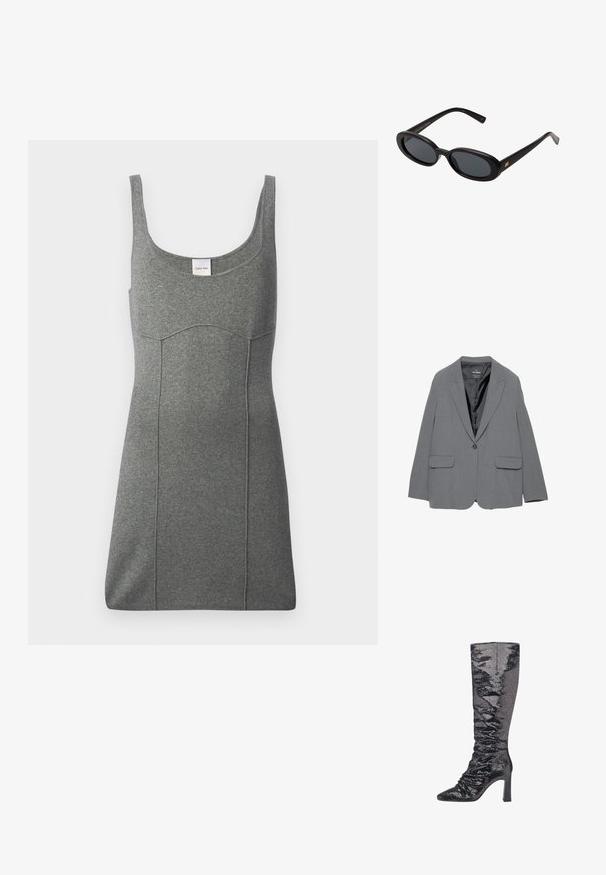 Sacou gri cu rever clasic, închidere cu un singur nasture, două buzunare frontale și o căptușeală netedă. Design tăiat cu o siluetă structurată.; Rochie gri fără mâneci, confecționată din material jersey, cu un decolteu rotund, o formă ajustată și detalii subtile la cusături. Eticheta este vizibilă la decolteu.; Botă neagră din mărgele, până la genunchi, cu vârf ascuțit, toc structurat și textură plisată de-a lungul treselor pentru o siluetă ajustată.; Ochelari de soare supradimensionați, cu lentile ovale, cadru din plastic neted și accente aurii pe brațe. Lentilele întunecate oferă protecție solară.; Geantă din suede maro cu o formă triangulară structurată, cu un mâner superior și un sistem de închidere cu clapetă. Prezintă un detaliu subtil cu logo pe lateral.
