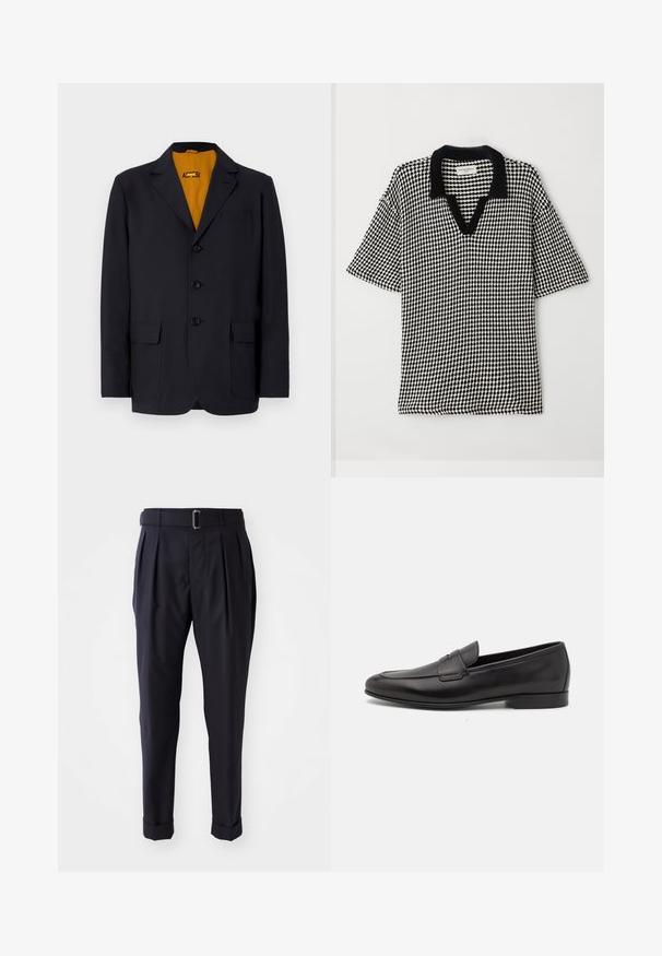 Námořnický blazer s klopou, čtyřmi knoflíky, dvěma předními kapsami a jasně žlutou podšívkou. Hladká textilie.; Černobílá polo tričko se čtvercovým vzorem, v-výstřih a kontrastním černým límcem. Krátké, široké rukávy zajišťují uvolněný střih.; Námořnické modré kalhoty vyrobené z lehkého materiálu, s plisováním, páskem s kovovou sponou a ohrnutými manžetami na kotnících.; Černé kožené pánské mokasíny s nízkým podpatkem a klasickým designem se sponou, zobrazené v bočním profilu na bílém pozadí.