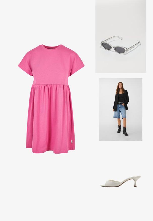 Crna blazerica preko crne kratke majice, uparena s svijetloplavim trapericama i crnim kaubojskim čizmama. Remen ima srebrne zakovice.; Ružičasta pamučna haljina s kratkim rukavima, okruglim izrezom i naboranim strukom. Suknja lagano pada, s blago zaobljenim rubom.; Bijele otvorene sandale s visokom petom, glatke površine, minimalističkog dizajna i uske pete, sa suptilnim smeškastim naglaskom na đonu.; Naočale u ovalnom obliku, okvir od prozirne plastike, tamno sivi leće i tanke prozirne ručke s logotipom i minimalnim detaljima.