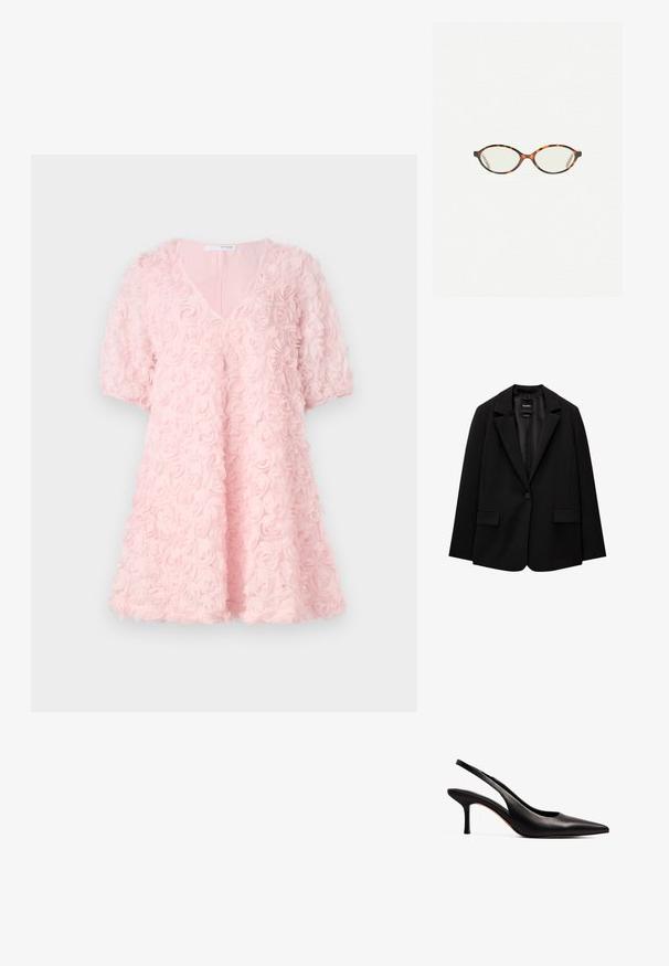 Zwarte blazer van gladde stof met een enkele knoopsluiting, notch-lapels en twee voorzakken. Minimalistisch ontwerp, getailleerde pasvorm.; Roze jurk van stof met rozenpatroon, V-hals, korte pofmouwen, vloeiende silhouet, gestructureerde afwerking en zacht, lichtgewicht materiaal.; NA-KD Klassieke pumps - black; Kattenoogbril met ovale lenzen en een strakke, gladde afwerking. Heeft dunne zijkanten met een subtiele kromming bij de slapen. Transparante lenzen.; Zwarte geweven schoudertas met een gladleren schouderband en rits sluiting. Heeft een gestructureerd oppervlak en een gebogen vorm.