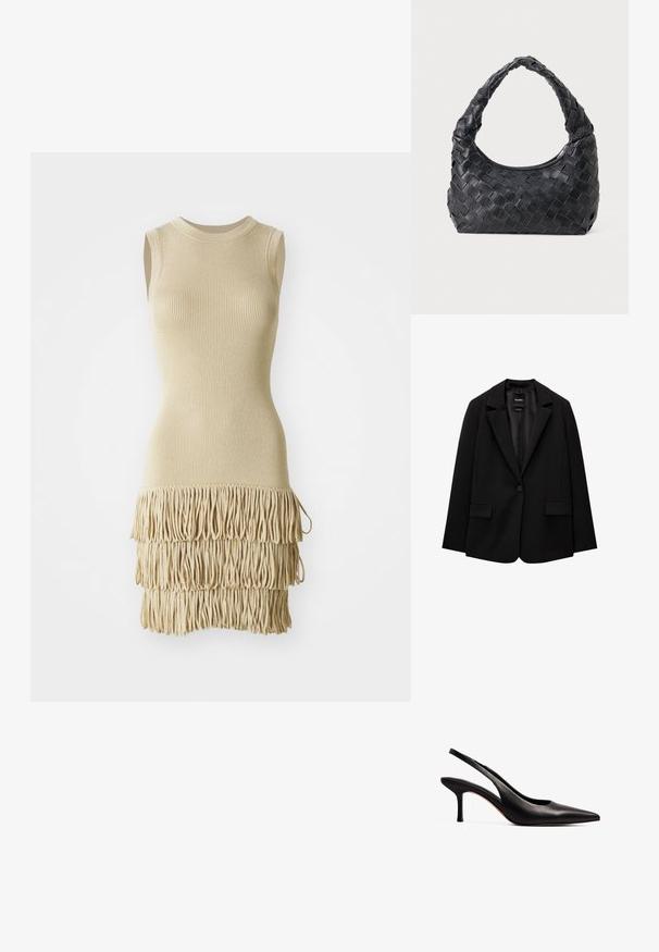 Zwarte blazer van gladde stof met een enkele knoopsluiting, notch-lapels en twee voorzakken. Minimalistisch ontwerp, getailleerde pasvorm.; Beige mouwloze jurk met geribbeld textuur, aansluitende bovenkant en gelaagde franjes aan de zoom. Zacht materiaal met een gladde afwerking.; NA-KD Klassieke pumps - black; Zwarte leren geweven schoudertas met een ronde handgreep en een maansvormig lichaam op een effen achtergrond.