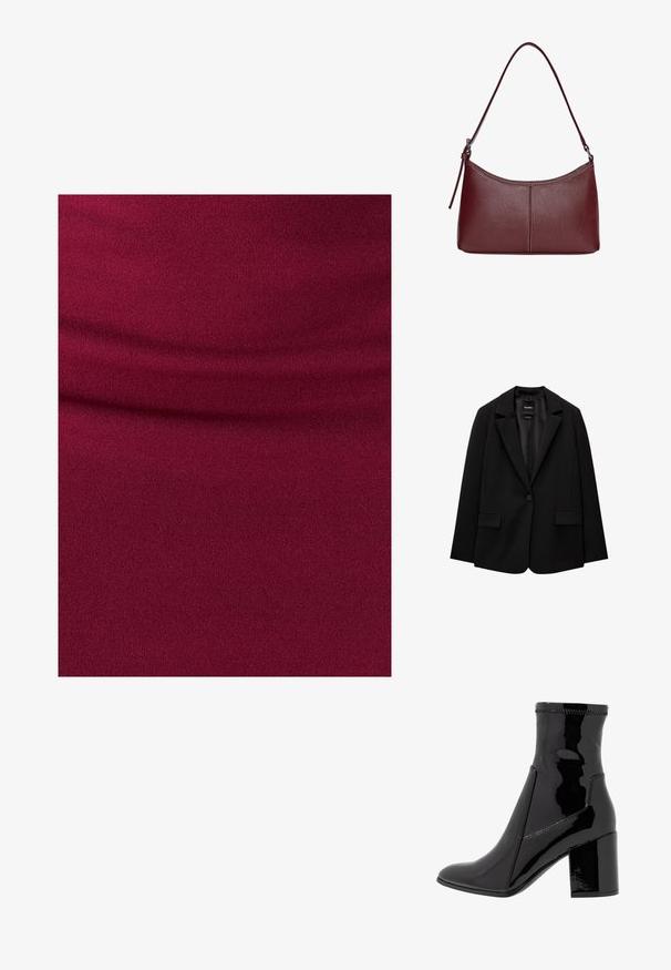 Čierny blejzer vyrobený z hladkej tkaniny s jedným gombíkom, klapkovými nohavicami a dvomi prednými vreckami. Minimalistický dizajn, strih na mieru.; Bordová elastická tkanina s hladkým povrchom, obsahujúca jemné záhyby. Rovnako sfarbená, bez vzorov alebo kovových prvkov.; Čierne lakované členkové čižmy s hladkým povrchom, špicatou špičkou a pevným blokovým opätkom. Disponujú dizajnom bez zipsu a kontrastným prešívaním.; Bordová kožená kabelka s zakriveným tvarom, s jedným ramenným popruhom a prešitými detailmi v strede. Hladký povrch, minimalistické príslušenstvo.