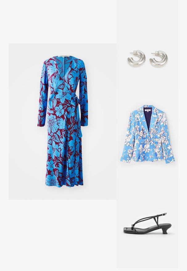 Sako s květinovým vzorem v modré barvě, s páskem v pase, klopovými límci, dlouhými rukávy a podšívkou s prošívanou texturou.; Modré květinové zavinovací šaty s dlouhými rukávy, s výrazným burgundským pozadím a páskem v pase. Měkká tkanina se hladkým povrchem.; Černé kožené sandály s tenkými pásky, nízkým blokovým podpatkem a čtveratou špičkou. Obsahují přezku a mají hladkou texturu.; Náušnice ve stříbrném odstínu ve tvaru hoop s hladkým, zakřiveným designem a texturovaným povrchem, které mají zapínání na hrot.