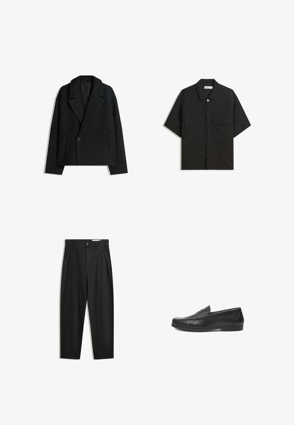Czarny płaszcz ze wełny w blendzie, dwurzędowy, z wyraźnymi klapami, dwiema bocznymi kieszeniami i pojedynczym zapięciem na guzik. Miękka, teksturowana tkanina.; Czarna koszula z krótkim rękawem, wykonana z materiału o gładkiej fakturze, z dwoma przednimi kieszeniami, klasycznym kołnierzykiem i zapięciem na guziki.; Czarne bawełniane spodnie o luźnym kroju, z klasycznym pasem, przednimi plisy oraz bocznymi kieszeniami. Gładka struktura, bez wzorów.; Czarne skórzane mokasyny o gładkim wykończeniu, z przeszywanymi akcentami i designem na wsuwanie. Płaska podeszwa z minimalnym bieżnikiem.