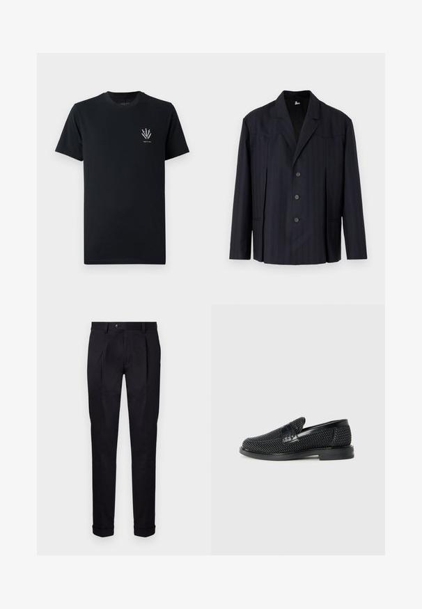 Dunkelblaues Blazer mit vertikalen Nadelstreifen, einreihigem Design, strukturierten Schultern, fünf Knöpfen und Reverskragen.; Schwarzes Baumwoll-T-Shirt mit Rundhals, kurzen Ärmeln und einem kleinen grauen Grafik von Schwertern in Weiß auf der linken Brustseite.; Maßgeschneiderte schwarze Hose aus glattem Stoff, mit flacher Vorderseite, zwei vorderen Falten und umgeschlagenen Säumen für einen sauberen, strukturierten Look.; Schwarzer geflochtener Slipper mit einem glatten Lederakzent im Obermaterial, einem runden Zehendesign und einer flachen Gummisohle.