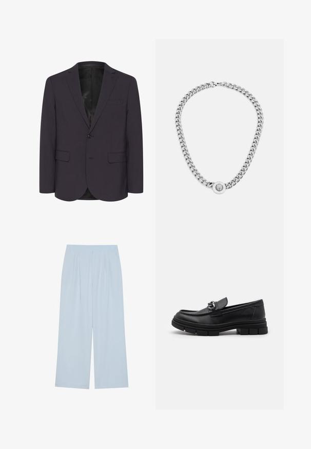 Tmavofialový blazer vyrobený z textúrovanej látky, s jedným gombíkom na zapínanie, dvoma prednými vreckami a klopovým golierom.; Dve priliehavé tielka v čiernej a bielej farbe. Vyrobené z rebrovanej bavlny, majú široké ramienka a okrúhle výstrihy. Značka na golieri.; Svetlomodré široké nohavice vyrobené z hladkého materiálu, so záhybmi na prednej strane a elastickým pásom pre pohodlie.; Čierne kožené mokasíny s okrúhlym špičkou, dekoračným pásikom a kovovými prvkami, a robustnou textúrovanou podrážkou. Hladký povrch s jemnými detailami.; Strieborný náhrdelník s reťazou, ktorý má hrubé články a centrálny kruhový pendant s zložitými detailmi. Hladký, odrazový povrch z kovu.