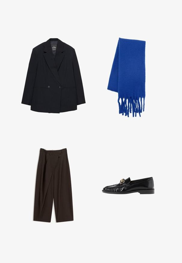 Schwarz gestreifter, doppelt geknöpfter Blazer mit Reverskragen, zwei vorderen Knöpfen, Paspeltaschen und langen Ärmeln, flach ausgelegt.; Dunkelblauer Pullover mit V-Ausschnitt, langen Ärmeln sowie gerippten Bündchen und Saum. Hergestellt aus weichem Strickmaterial, hat er eine lockere Passform und ein minimalistisches Design.; Dunkelbraune, weite Hosen mit hohem Bund, die über einen einzigen Knopfverschluss und eine gefaltete Vorderseite verfügen. Hergestellt aus leichtem Stoff.; Schwarze Leder-Loafer mit runder Zehenpartie, geraffter Textur und goldenen Hardware-Akzenten. Flacher Absatz und durchgehend glatte Oberfläche.; Blauer Wollschal mit weicher Textur und fransigen Enden. Das Design ist klassisch und rechteckig und hebt die lebendige Farbe hervor.