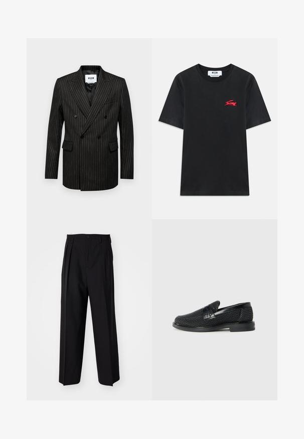 Dunkelblazer mit weißem Nadelstreifen, doppelreihig, mit Reverskragen, zwei Vordertaschen und einem glatten Innenfutter. Markenlabel im Inneren sichtbar.; Schwarzes Baumwoll-T-Shirt mit Rundhalsausschnitt und kurzen Ärmeln. Besondere Merkmale sind ein kleines rotes, gesticktes Logo auf der Brust.; Schwarze, plissierte Hose mit geradem, weitem Bein. Hergestellt aus glattem Stoff, mit Knopfverschluss und Gürtelschlaufen.; Schwarzer geflochtener Slipper mit einem glatten Lederakzent im Obermaterial, einem runden Zehendesign und einer flachen Gummisohle.