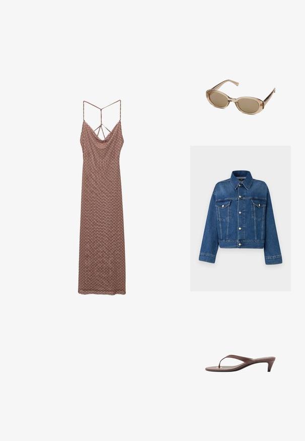 Blauwe spijkerjack met een kraag, twee borstzakken, knoopsluitingen en een cropped ontwerp. Voorzien van contrasterende stiksels en een gestructureerde afwerking.; Bruine jurk met polkadots, voorzien van een gedrapeerde halslijn, dunne bandjes en een strappy rugontwerp, gemaakt van een lichte stof.; Bruine hakken flip-flop sandaal met een slanke band en ronde teenpost, met een kleine gouden accent op de voetbed.; Zonnebril met een transparante beige montuur, ovale lenzen en slanke pootjes. Beschikt over lichtbruine getinte lenzen en minimale branding.
