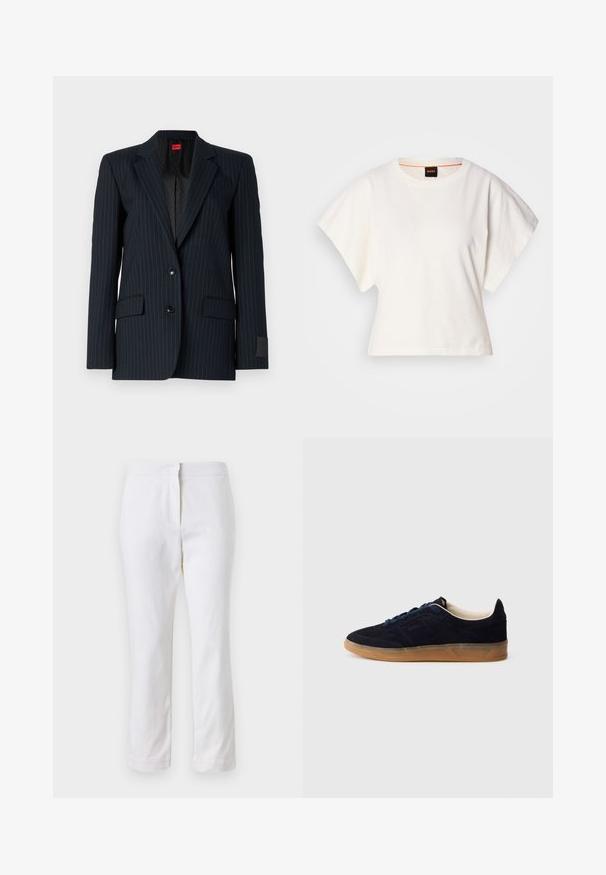 Blazer sartorial di colore blu navy scuro con sottili righe verticali, dotato di rever a lancia, chiusura a due bottoni e due tasche frontali. Etichetta interna rossa.; T-shirt bianca cropped, maniche corte e larghe, tessuto di cotone morbido, scollatura rotonda con bordino arancione sottile, design minimale, senza motivi o grafiche.; Pantaloni bianchi in cotone con design a gamba dritta, caratterizzati da una vita a media altezza e senza hardware o motivi visibili. Tessuto liscio su tutta la superficie.; Sneaker in camoscio blu navy con suola in gomma color gomma, lacci blu e design minimalista. Presenta logo in rilievo sul lato e fodera interna liscia.