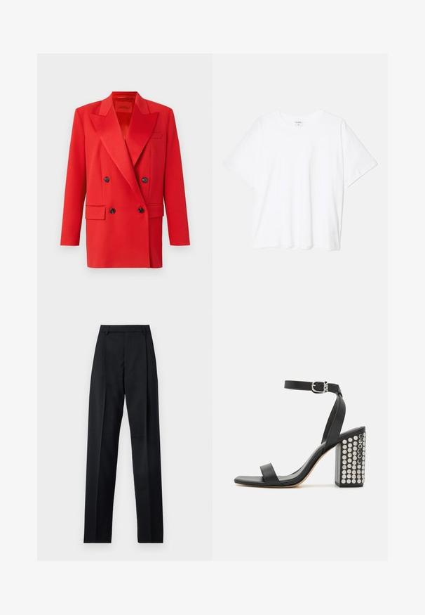 Rød dobbeltbrystet blazer med skarpe revers, to forlommer, sorte knapper og et struktureret design. Glat stofstruktur.; Hvid bomulds-t-shirt med korte ærmer, rund halsudskæring, afslappet pasform og stitched søm. Mærket er synligt indeni halsen.; Sorte bukser lavet af glat stof, der har høj talje, brede ben, frontfolder og klassiske bælteløkker. Ingen synlige sidelommer.; Sorte læderhælede sandaler med ankelrem. Har en firkantet tå, glat tekstur og firkantet blokhæle prydet med sølvnitter.