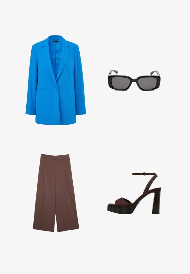 Světlá modrá šitá blazer s jedním knoflíkem, ostrými klopami a dvěma předními kapsami. Vyrobena z hladké látky s elegantní vnitřní podšívkou.; Tmavě hnědý pletený svetr s kulatým výstřihem, spadlými rameny, vroubkovanými manžetami a lemem, s měkkou texturou a volným střihem.; Hnědé široké kalhoty s hladkou texturou, vysokým pasem a předními záhyby. Materiál je lehký a volně splývá.; Hnědé semišové sandály na vysokém podpatku s otevřenou špičkou, nastavitelným páskem kolem kotníku a proužkovou platformou.; Černé obdélníkové sluneční brýle s tmavými skly, hladkým plastovým rámem a zakřivenými stranicemi. Design je robustní s minimalistickou estetikou.