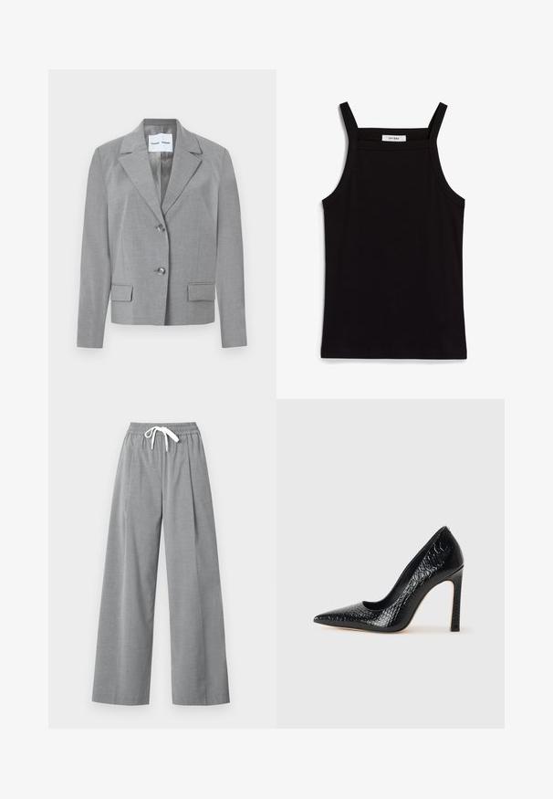 Grå skræddersyet blazer med filet krave, to-knaps lukning og to frontlommer med en glat overflade. Foret indvendig.; Sort tanktop med tynde spaghetti-stropper, lavet af et ribbet stof, med en lige skæring og et mærke ved halsudskæringen, der står "IVY OAK."; Grå brede bukser lavet af letvægtigt stof med plisseret front og elastisk talje med en hvid snor.; Sorte spidse tå stiletto-sko i krokodilleskind med et strømlinet design, høj hæl og glat sort inderside.