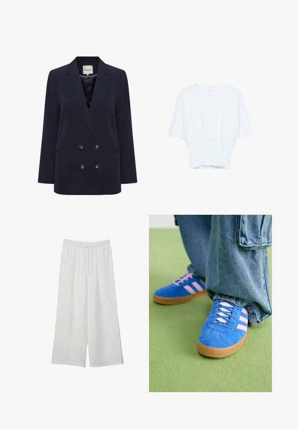 Námořnický modrý dvouřadý blazer vyrobený z hladké látky. Obsahuje dvě přední kapsy a zlaté knoflíky; strukturovaný límec a uvolněný střih.; Bílý tričko s krátkým rukávem, se volným střihem a nařasenou texturou v pase. Vyrobeno z měkkého, lehkého materiálu.; Bílé kalhoty s širokými nohavicemi vyrobené z lehké tkaniny, s elastickým pasem a stahovací šňůrkou pro nastavitelnou velikost. Hladká textura.; Modré semišové boty s růžovými pruhy a bílými tkaničkami, vybavené gumovou podrážkou, spárované s volnými džínovými kalhotami na zeleném povrchu.