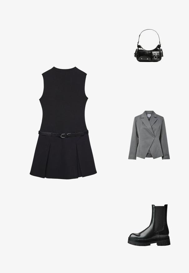 Szary żakiet w paski z podwójnymi guzikami z przodu, ostrymi klapami i zapięciem na jeden guzik. Posiada długie rękawy i dopasowany krój.; Czarna sukienka bez rękawów z dopasowanym gorsetem, rozkloszowaną plisowaną spódnicą oraz cienkim czarnym paskiem z srebrną klamrą w talii.; Czarny skórzany botek na kostkę z elastycznym bokiem, okrągłym noskiem, masywną podeszwą na platformie oraz teksturowaną cholewką dla lepszej przyczepności.; Czarna torebka z lakierowanej skóry o zaokrąglonym kształcie, z jednym paskiem na ramię, przednimi kieszeniami i akcentami w kolorze srebrnym.