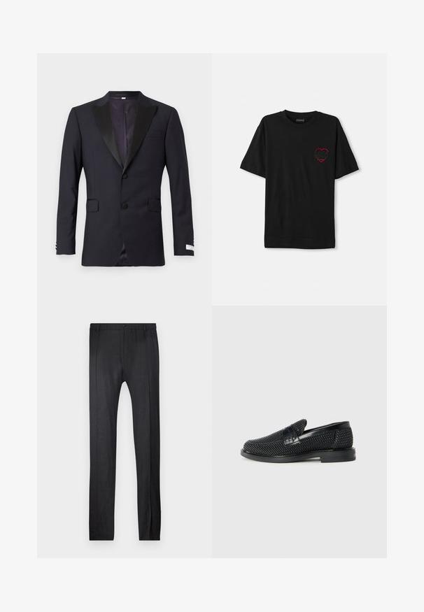 Jachetă de smoking bleumarin cu rever din satin negru, design cu un singur nasture, două buzunare frontale și guler cu cioc; textură netedă, croi ajustat.; Tricou din bumbac negru cu mâneci scurte, având un design brodat cu inimă roșie pe partea stângă a pieptului. Guler clasic în stil crew, croială lejeră.; Emporio Armani TROUSER - Pantaloni - nero; Pantofii negri din material textil, cu accent din piele netedă pe partea superioară, design cu vârf rotund și talpă din cauciuc de profil redus.