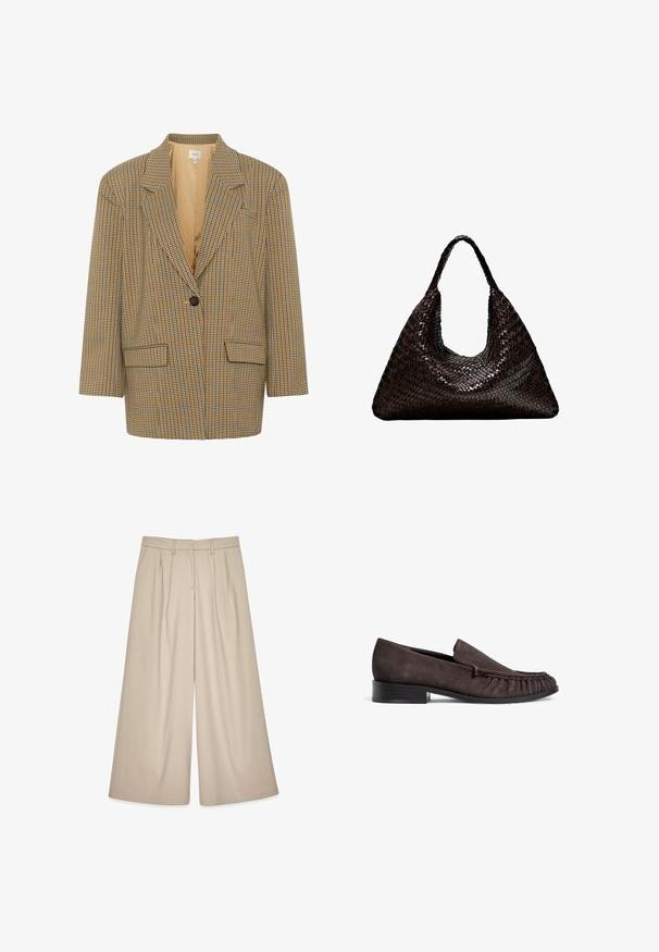 Gestuz CORINA - Blazer - multi-colored; Vit bomulls-T-shirt med korta ärmar, rund halsringning och slät textur. Baksidan är enfärgad utan några extra mönster eller design.; Beige vida byxor med hög midja, framtill med veck och en slät textur. Designade för en avslappnad passform med en skräddarsydd look.; Bruna mockaskor med låg svart klack och samlad detaljering framtill. Mjuk textur, rund tå och minimalistisk design.; Vävd mörkbrun handväska med triangelform, med ett enda böjt handtag och ett öppet, rymligt inre.