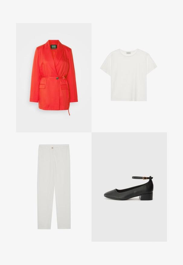 Scotch & Soda BELT DETAIL - Kort kåpe / frakk - flame red; Hvit T-skjorte med kort erm laget av myk bomull. Har rund hals og avslappet passform. Rent design uten synlige mønstre eller aksenter.; Hvite, skreddersydde bukser med rette ben, med knapplukking, beltehemper og sidelommer; glatt tekstur.; Sorte skinnpumper med spiss tå og lav blokkhelt. Har ankelrem med gullfarget spenne. Glatt tekstur.