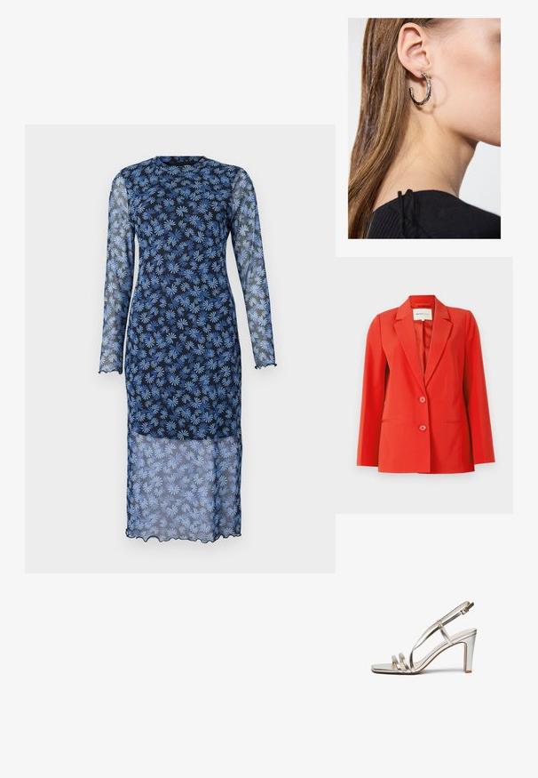 Crvena jakna s krojem po mjeri, s reverima, dva prednja džepa i dva dugmeta. Glatka tkanina s oblikovanom siluetom.; Haljina dugih rukava u tamnoplavoj boji s prozirnom tkaninom, koja sadrži cvjetni uzorak u svijetloplavoj boji, okrugli izrez i valovite rubove.; Metalni srebrni sandali s visokom petom i otvorenom prstima, sa tri tanke trake preko stopala i trakom za gležanj sa kopčom.; Srebrna kružna naušnica s poliranim završetkom, koja ima male zlatne detalje i okrugli oblik, nošena na uhu.