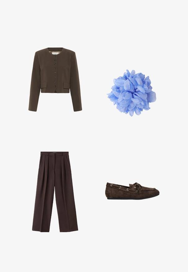 Blazer corto marrone con scollatura rotonda, chiusura a sei bottoni e due tasche frontali. Realizzato in tessuto testurizzato con foderatura liscia.; T-shirt in cotone grigio con colletto tondo, maniche corte arrotolate e un delicato logo ricamato sul petto. Tessuto morbido e vestibilità casual.; Pantaloni a gamba larga marroni realizzati in tessuto testurizzato, con pieghe frontali, tasche laterali e una classica cintura.; Scarpa mocassino in suede marrone con punta arrotondata, dettagli in pizzo e occhielli in metallo. Suola piatta, texture liscia e design semplice.; TATUUM FLOWI - Spilla - sky blue