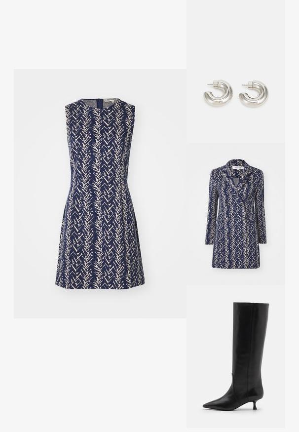 Granatowy, dwurzędowy płaszcz z beżowym abstrakcyjnym wzorem, z klapami w kształcie notcha, długimi rękawami i dwiema przednimi kieszeniami. Miękka tekstura materiału.; Sukienka bez rękawów w granatowym materiale z kremowym wzorem w zygzaki, z okrągłym dekoltem i zamkiem błyskawicznym z tyłu. Sylwetka w kształcie litery A.; Stuart Weitzman - Kozaki; Srebrne kolczyki w kształcie kółek o gładkim, zakrzywionym kształcie i teksturowanej powierzchni, z sztyftem do zapięcia.