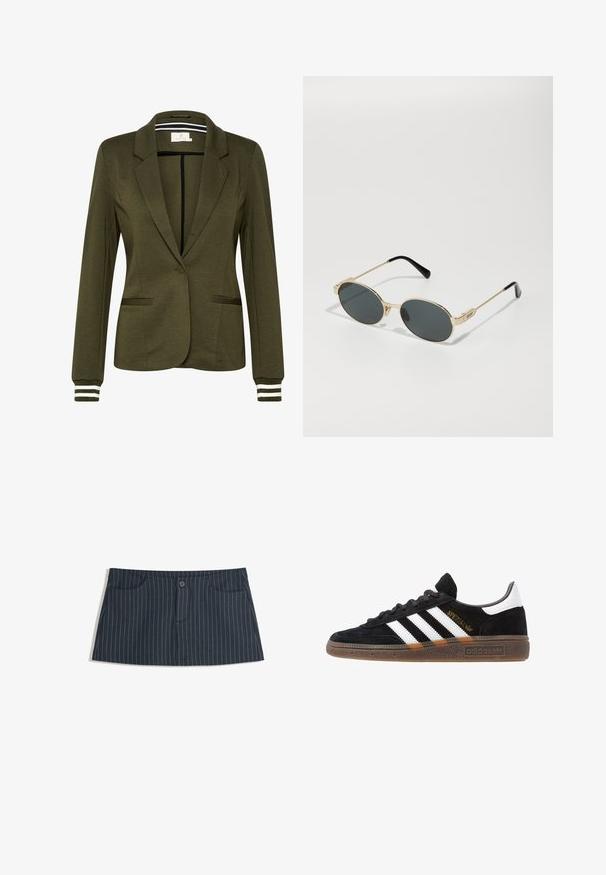 Olivengrøn blazer med et struktureret design, enkelt knaplukning, to frontlommer og stribede detaljer på ærmerne.; Hollister Co. SLIM SHIRTING - Skjortebluser - white; Mørkeblå stribet mini nederdel med frontlommer og en enkelt knaplukning i taljen.; Sort Adidas sneakers med hvide striber, guld "Spezial" tekst, gummisål og hvid hælflap, vist i profil.; Guldmetal solbriller med ovale linser og mørktonede linser. Sorte acetat tip på stængerne. Mærkenavnet "QUAY" på siden.
