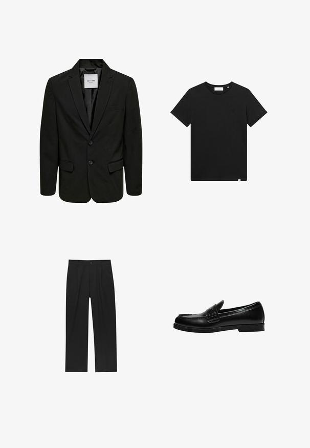 Zwarte blazer met twee knopen, notch revers en één borstzak. Gemaakt van gladde stof, met een standaard pasvorm en een slank ontwerp.; Zwarte T-shirt met korte mouwen van katoen, met een ronde hals en een klein logo geborduurd op de borst. Soepele textuur, normale pasvorm.; Zwarte broeken met een recht model, gemaakt van een gladde stof. Voorzien van een voorplooien en een enkele knoopsluiting bij de taille.; Zwarte leren loafers met een gladde afwerking, voorzien van stiksel op de voorkant en een lage, stevige zwarte rubberen zool.