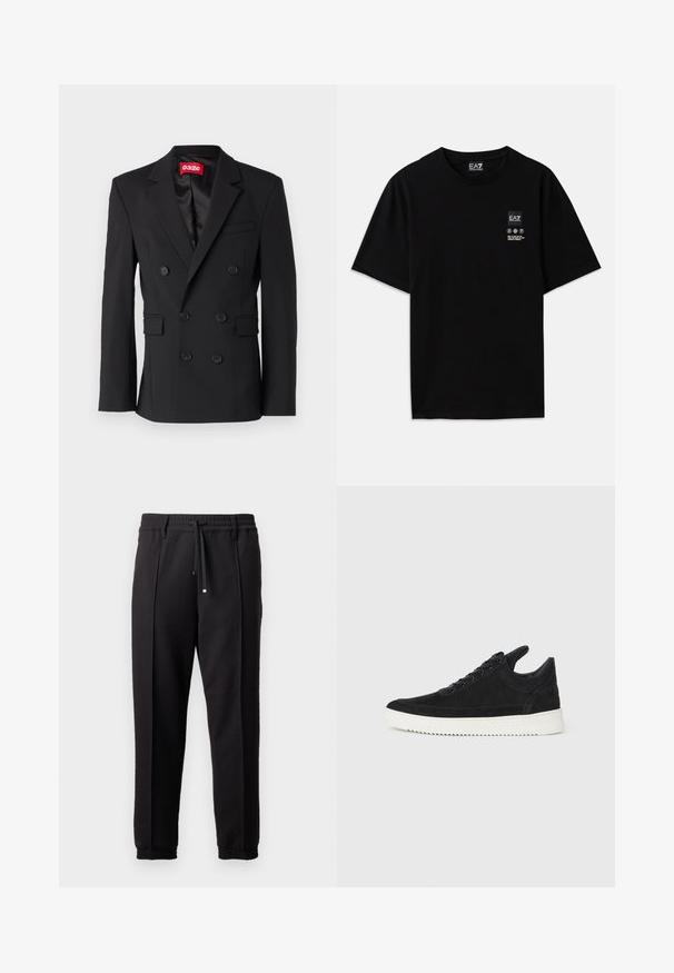 Svart dubbelknäppt kavaj i slät tyg. Har utskurna slag, två framfickor och sex svarta knappar framtill.; Svart bomullströja med korta ärmar, rund halsringning och en liten logotags på framsidan med vårdsymboler i vitt.; Svarta byxor med midjeresår, dragsnodd och elastiska muddar. Har veck och ett jämnt, texturerat tyg.; Svart mockaskor med en vit gummisula, som har ton-i-ton-sömmar och snörningsdesign. Slät textur med en modern, strömlinjeformad form.