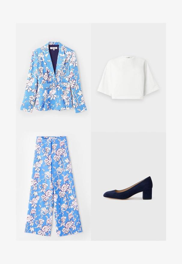 Marynarka w kwiatowy wzór w kolorze niebieskim, z paskiem w talii, klapami, długimi rękawami oraz podszewką o pikowanym wzorze.; Biała, krótka koszulka z luźnym krojem, krótkimi szerokimi rękawami, okrągłym dekoltem i bocznymi szwami, wykonana z miękkiego bawełnianego materiału.; Niebieskie spodnie w kwiaty z pastelowym wzorem róż. Materiał jest gładki, z luźnym krojem, szerokimi nogawkami i elastycznym pasem.; Granatowe zamszowe szpilki z ostrym noskiem i średniej wysokości blokowym obcasem. Gładka tekstura z subtelnym połyskiem i małym wycięciem z przodu.