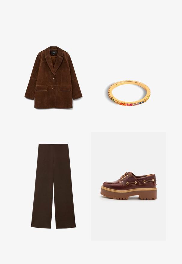 Blaser en daim marron avec un col cranté, deux poches avant et une fermeture à bouton unique. Texture douce et silhouette ajustée.; T-shirt en coton blanc à manches courtes, col rond et texture lisse. Le dos est uni, sans motifs ni designs supplémentaires.; Pantalons évasés fabriqués à partir d'un tissu marron foncé et lisse. Dotés d'une taille haute et d'un design minimaliste sans embellissements.; Chaussure bateau en cuir marron avec une semelle en caoutchouc marron épaisse, œillets dorés et coutures contrastantes. Présente un logo sur le côté.; Bague en or avec un bord festonné, ornée de pierres précieuses en forme de poire de couleurs multiples le long de l'extérieur pour un détail vibrant.