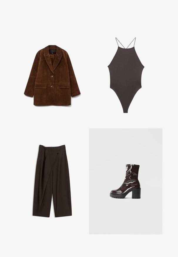 Bruine suède blazer met een gelapte kraag, twee voorkruiden en een enkele knoopsluiting. Zachte textuur en getailleerde silhoutte.; Bruine, hoge hals ééndelige zwempak met dunne, verstelbare schouderbandjes; beschikt over een hoge beenuitsnijding en een gladde textuur. Geen patronen of versieringen.; Donkere bruin wijde broek met een hoge taille, voorzien van een enkele knoopsluiting en een geplooide voorkant. Gemaakt van lichtgewicht stof.; Glanzende bordeauxrode enkelboot met een chunky zwarte hak, met een gladde textuur en een eenvoudig ontwerp. Geen zichtbare sluitingen of patronen.