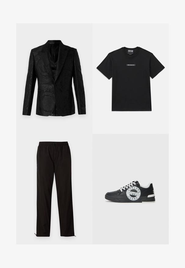 Schwarze Smokingjacke mit aufwendigem Blumenmuster, glatter Textur, Spitzrevers, einstufigem Knopfverschluss und seitlichen Taschen. Maßgeschneiderte Passform.; Schwarzes T-Shirt mit kurzen Ärmeln aus Baumwolle. Besitzt ein rechteckiges Logodekoration auf der Brust mit "VERSACE JEANS COUTURE" in weißem Text.; Schwarze leichte Hose mit elastischem Bund, Kordelzugverschluss und Reißverschluss am Saum für eine verstellbare Passform. Glatte, elegante Textur.; Schwarze Ledersneaker mit weißen Akzenten, runder Logodetaillierung, perforierter Zehenpartie und kontrastierender Sohle. Ausgestattet mit weißen Schnürsenkeln und Branding.