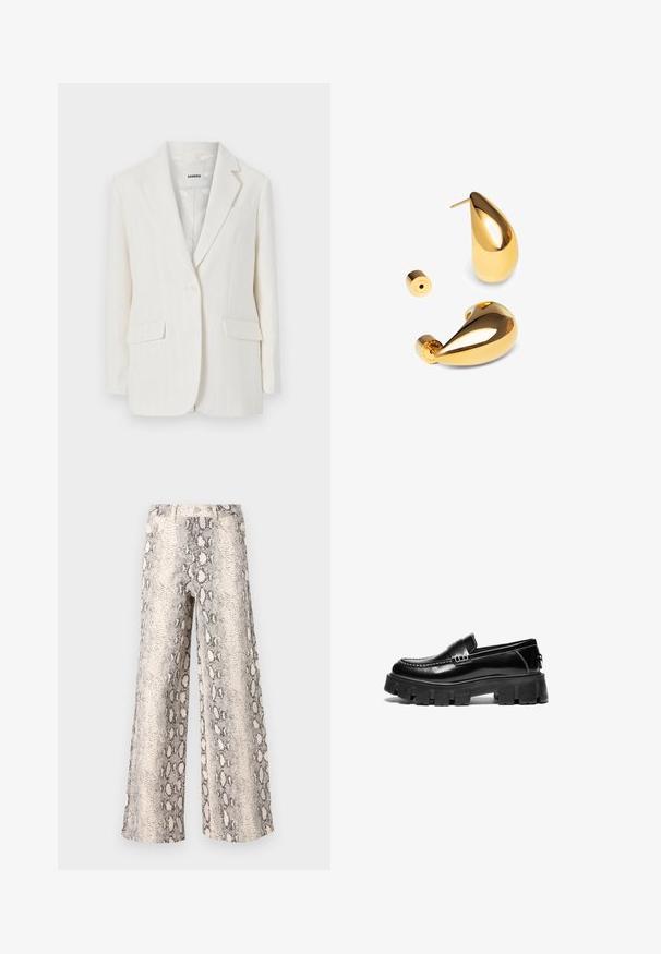 Weißes Blazer mit Nadelstreifen, mit Reverskragen, Ein-Knopf-Verschluss und zwei frontalen Taschen. Glattes Material mit dezenter glänzender Optik.; Schwarzes Langarm-T-Shirt aus weichem Stoff. Hat einen weiten runden Halsausschnitt und einen lockeren Schnitt mit geradem Saum. Keine sichtbaren Muster oder Akzente.; Hosen mit weitem Bein im Schlangenprint-Muster, in einer Farbkombination aus Creme und Grau, aus strukturiertem Stoff mit einem hoch taillierten Design.; Schwarze Lederloafer mit dicker Gummisohle, dekorativem Riemen über dem Obermaterial und kontrastierenden weißen Nähten. Glatte Textur mit abgerundeter Zehenpartie.; Singularu DROP - Ohrringe - gold-coloured