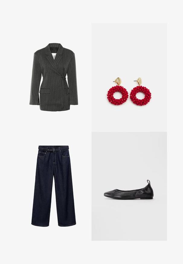 Czarnoszary żakiet w prążki o kroju kopertowym, z długimi rękawami i dwoma przednimi kieszeniami; posiada pasek w talii oraz usztywniony kołnierz.; Asymetryczny beżowy top wykonany z gładkiego materiału, z dekoltem na szyję, drapowanym przodem i zapięciem na guziki z tyłu, ozdobiony wiązaniem na dole.; Ciemnoniebieskie dżinsy o szerokich nogawkach. Posiadają pasek w talii z wieloma guzikami, kieszenie z przodu oraz estetyczne wykończenie na mankietach.; Czarne skórzane baleriny z okrągłym czubkiem, zebranymi elastycznymi bokami i pętelką na pięcie, prezentowane na jasnym tle.; Czerwone kolczyki w kształcie kół z koralików o fakturowanej powierzchni i złotym zapięciu. Okrągły kształt z otwartym wnętrzem i zaokrąglonymi detalami z koralików.