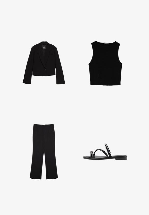 Przycięta czarna marynarka z gładkiego materiału, z pojedynczym zapięciem na guzik, klapami w kształcie otworu oraz kieszenią na piersi o minimalistycznym wzornictwie.; Czarny bezrękawnik crop top z gładkiego materiału, z okrągłym dekoltem i czystym, prostym wzornictwem, bez wzorów czy metalowych elementów.; Czarne spodnie o prostym kroju, z przednimi kieszeniami i bocznymi rozcięciami na dole. Wykonane z miękkiego, gładkiego materiału. Odpowiednie na różne okazje.; Czarne płaskie sandały o błyszczącym wykończeniu, z trzema cienkimi paskami i okrąłym detalem metalowym na palcach. Smukły design z minimalnym obcasem.