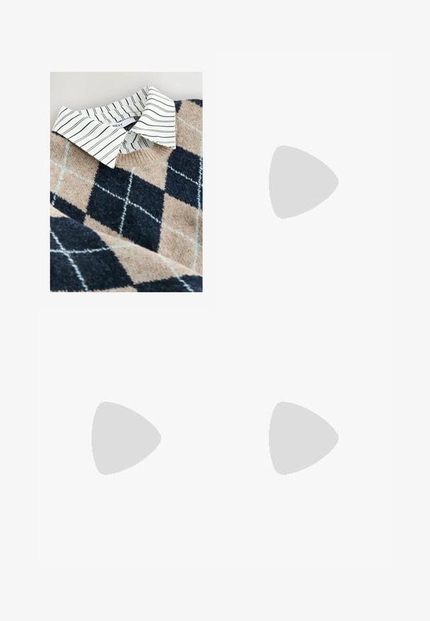 Gestrickter Pullover mit einem Fischgrätenmuster in Beige und Marineblau, darunter ein weißes gestreiftes Hemd mit Kragen und aus einem strukturierten, weichen Material.; Hochtaillierte schwarze Denim-Jeans im weiten Bein-Design, im Fünf-Taschen-Stil, mit silberner Metallbeschläge vorne zum Schließen.; Braune Lederbootsschuhe mit goldenen Ösen, runden Schnürsenkeln und einer strukturierten braunen Gummisohle. Verfügt über genähte Details und ein erhabenes Logo.; Burgunderfarbene Lederhandtasche mit doppelten Traghenkeln, abnehmbarem Schultergurt, goldfarbenen Hardware-Akzenten und runder Form. Mit Reißverschlussverschluss.