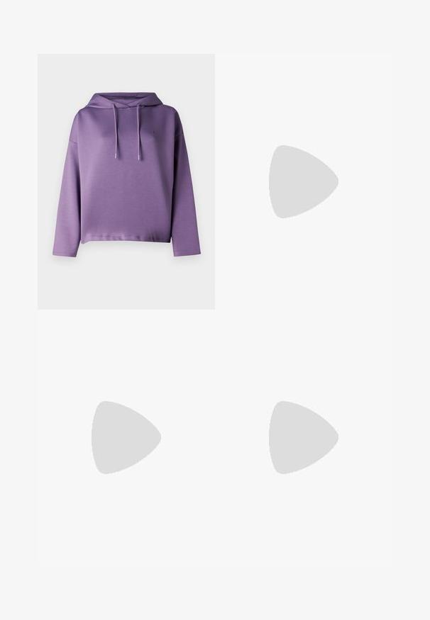 Sweatshirt roxo com capuz, mangas longas, bainha canelada e cordões. Textura suave e detalhe do logotipo no peito. Corte casual.; Top de ganga sem alças em azul escuro, com um ajuste estruturado, costuras laterais e costura visível nas bordas para um detalhe adicional.; Jeans de ganga azul escuro de cintura alta e perna reta com fecho de botão, passantes para cinto e bolsos dianteiros e traseiros sobre um fundo branco.; Botas de couro pretas até ao tornozelo, com bico redondo, atacador na frente e uma sola de borracha espessa com um padrão texturizado. Alça na parte de trás.