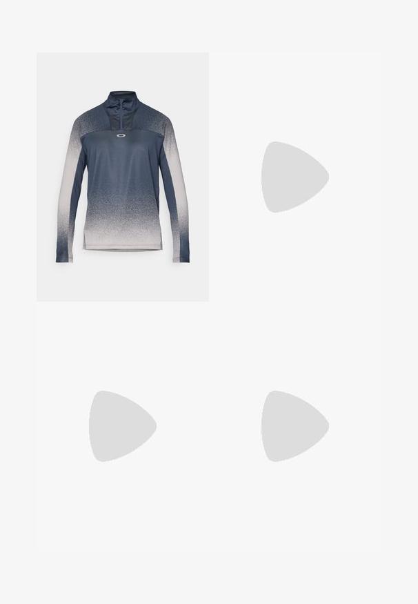 Langärmliges sportliches Oberteil mit einem Halb-Reißverschluss-Kragen, in einem Farbverlauf von Navy zu Hellgrau, aus glattem Stoff und mit einem Emblem auf der Brust.; Weiße Sportshorts aus leichtem Gewebe mit einem elastischen Bund, ausgestattet mit zwei Seitentaschen und einem kleinen schwarzen Logo am Saum.; Weiße und silberne Radschuhe mit einem Obermaterial aus Mesh, strukturierten Akzenten, verstellbaren Riemen und einer Gummisohle für Grip und Stabilität.; Klare Schutzbrille mit einem leichten, transparenten Rahmen und grauen Akzenten. Verfügt über ein umschließendes Design und ein verstellbares Nasenstück.