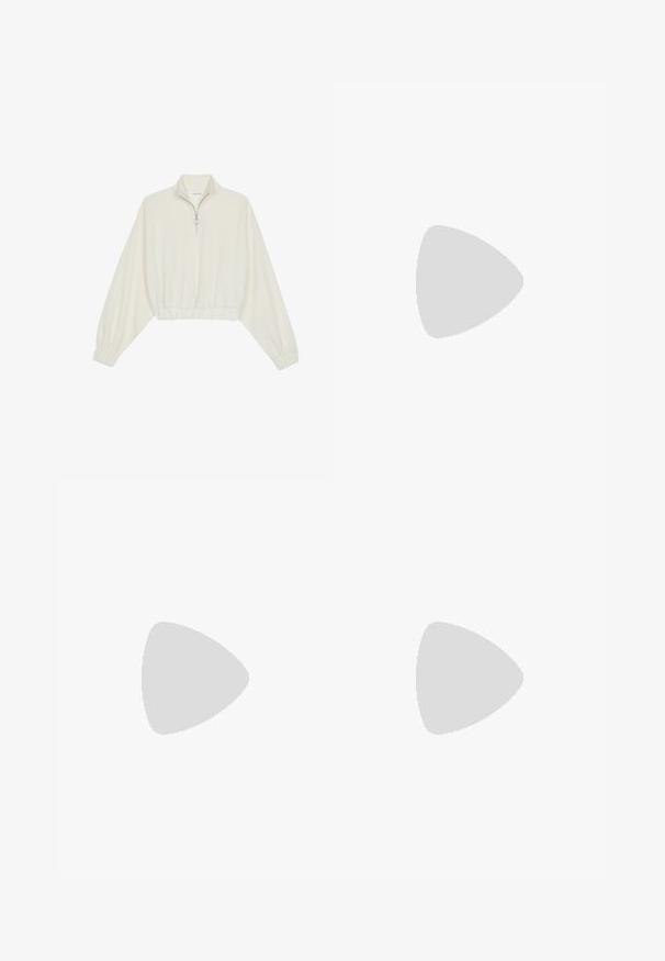 Pullover curto em tecido creme, apresentando um colarinho alto, fecho de meio zíper, bainha e punhos elásticos, com uma textura suave e design minimalista.; Jeans de denim pretos de cintura alta com costura branca, dois bolsos frontais, um bolso lateral e um design de perna reta.; Tênis brancos de plataforma com um cabedal suave semelhante a couro, formato arredondado, colarinho acolchoado e sola de borracha texturizada com ranhuras bem definidas.; Mala sintética branca com formato triangular, aba frontal plana e detalhe de laço, alça ajustável, textura suave e design minimalista.