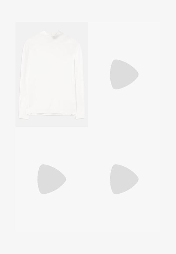 Witte lange mouw top met een hoge halslijn, geribbelde textuur en een rechte pasvorm. De stof lijkt zacht en glad zonder zichtbare patronen.; Bruine flared broek van een suede-achtige stof, met een sluiting met een knoop aan de voorkant, riemlussen en twee voorzakken. Soepele textuur over het geheel.; Beige suède slingbackschoen met een spitse neus en een transparante, ronde hak. Gladde textuur en minimalistisch ontwerp.; Bruine leren handtas met een gebogen vorm, enkele schouderband en minimalistisch ontwerp. Heeft een subtiel logo en gouden hardware accenten.