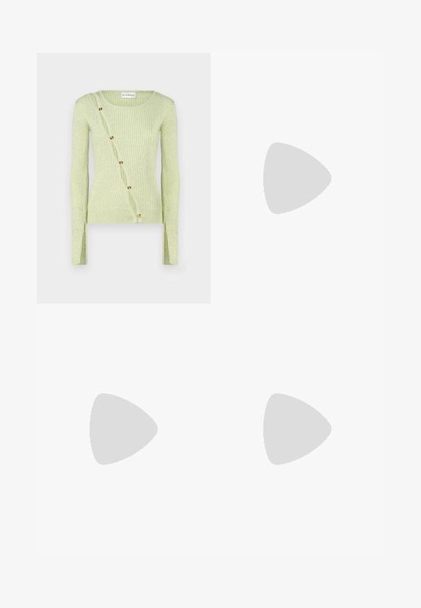 Suéter acanalado verde claro con cuello redondo, mangas largas y un cierre diagonal con botones de tono dorado. Textura suave.; Pantalones marrones de pierna ancha con cintura elástica y plisados frontales, hechos de una tela suave, que ofrecen un ajuste relajado.; Zapatos planos de cuero en color blanco roto con punta afilada y tacón bajo negro. Textura suave con una silueta esbelta y diseño minimalista.; Gafas de sol negras con diseño angular de ojo de gato. Lentes plateados espejados. Montura de plástico delgada y ligera con un sutil logotipo en las patillas.; Pendientes de metal plateado con una forma suave de lágrima y un acabado pulido. Grabados sutiles añaden detalle. Diseño minimalista.