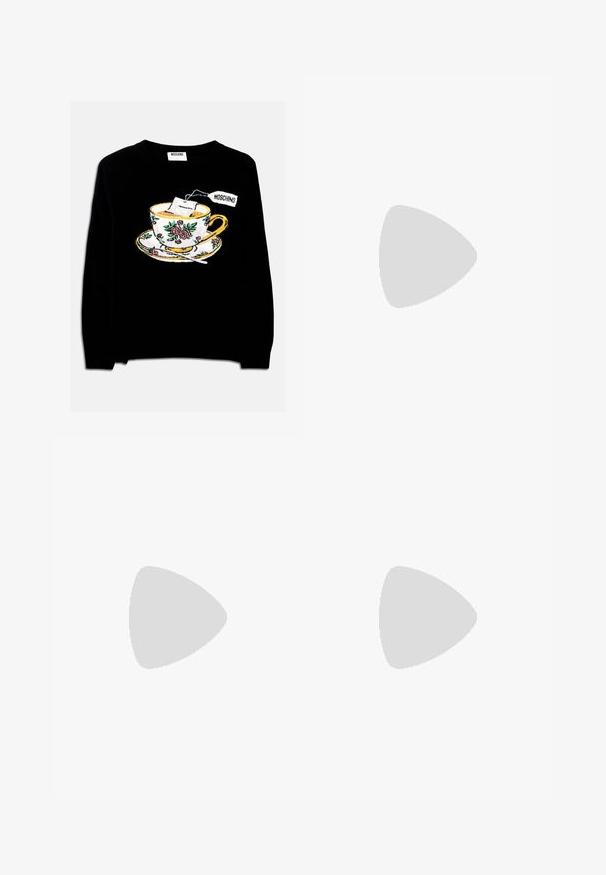 Fekete pulóver, amelyen egy hímzett teáscsésze található teazsákkal és virágos díszítéssel. A mintához egy csészealj is tartozik a csésze alatt.; Világoskék pamut póló, felhőmintával, különböző árnyalatú fehér színekkel. Klasszikus kerek nyakkivágás és rövid ujjak.; Égkék nadrág felhőmintával, sima anyagból készült, rugalmas derékkal és széles lábakkal. Nincsenek látható zsebek vagy fém alkatrészek.; Fekete papucs sima bőrből, vékony pántkel és lapos talppal rendelkezik, minimális profilú. Nincsenek kiemelkedő minták vagy díszítések.