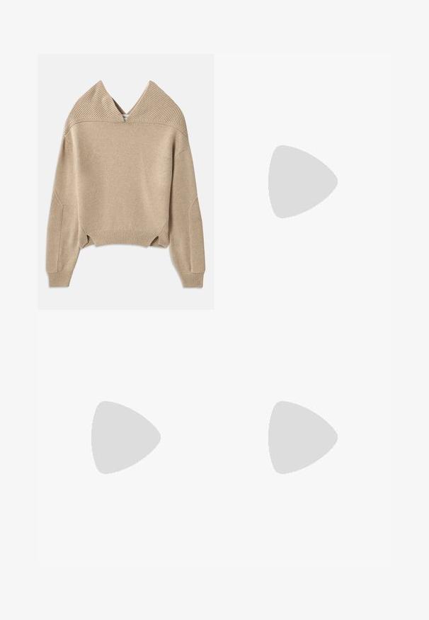 Maglione beige lavorato a maglia con scollo a V profondo, texture a coste sulle spalle e sui polsini, e orlo accorciato con spaccature laterali.; Top avvolgente in satin nero con maniche lunghe, scollo a V profondo e cintura con nodo sul punto vita. Caratterizzato da una texture liscia e una vestibilità comoda.; Victoria Beckham WIDE LEG TROUSER - Pantaloni - midnight; Mocassino in suede marrone con punta rotonda, dotato di suola a piattaforma rigata e una fascia decorativa sulla parte superiore.