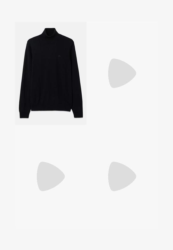 Schwarzer Rollkragensweater aus weichem Strickstoff, mit langen Ärmeln und gerippten Bündchen und Saum. Dezentes Logo in Schwarz auf der Brust.; Bordeauxfarbendes Poloshirt mit gerippter Textur, kurzen Ärmeln, einem spitzen Kragen und einem kleinen blauen Logo-Akzent auf dem linken Ärmel.; Schwarze Weite Hosen aus glattem Stoff. Besitzt einen Knopf- und Reißverschluss, zwei Fronttaschen und einen sauberen Saumabschluss.; Schwarze Ledermokassins mit glatter Oberfläche, runder Zehenform, dekorativer Naht und einem kleinen Metallelement an der Vorderseite.