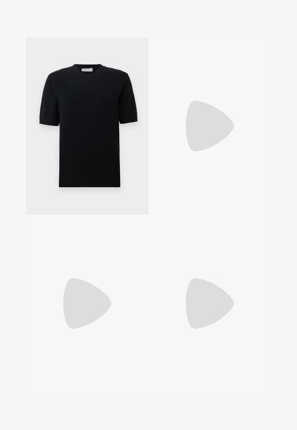 Černý pletený svetr s krátkým rukávem a kulatým výstřihem. Má hladkou strukturu a žebrované manžety a lem. Minimalistický design, bez vzorů nebo akcentů.; Hnědé kalhoty s širokými nohavicemi a hladkým texturou, s vysokým pasem, předními záhyby a přizpůsobeným střihem. Žádné viditelné kapsy ani ozdoby.; Burgundské kožené lodní boty s kulatou špičkou, šněrovacím designem, zlatými očky a nízkou černou podrážkou. Hladký povrch s detailem prošívání.; Černá kožená taška s zakřiveným tvarem, kulatým horním madlem a stříbrným logem. Hladká textura a výrazný výřez v designu.